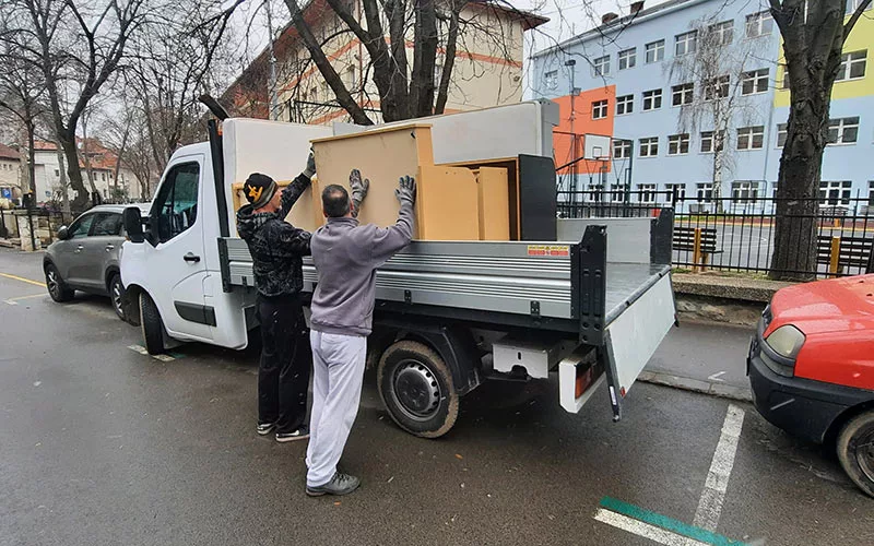 бацање старог намештаја